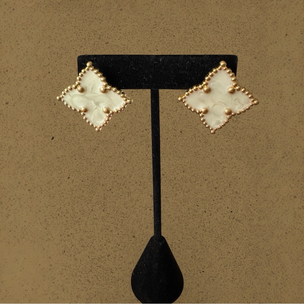 NWOT Mother of Pearl look flower shaped earrings. 
Gold & White color. Stud back